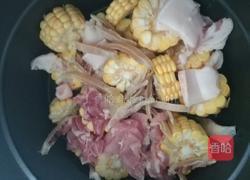 玉米胡萝卜墨鱼炖肉的做法图解7