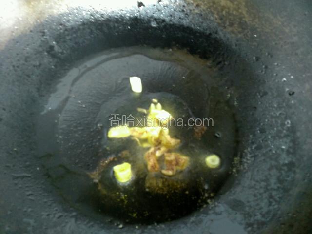 坐锅添油，小火爆香葱和花椒粉。