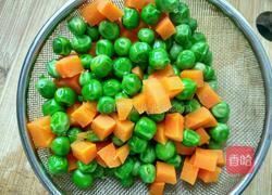 五彩蛋炒饭的做法图解3