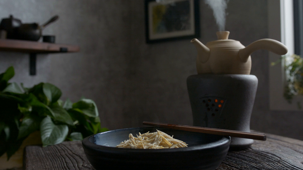 再用开水烫两、三次，去除豆腥