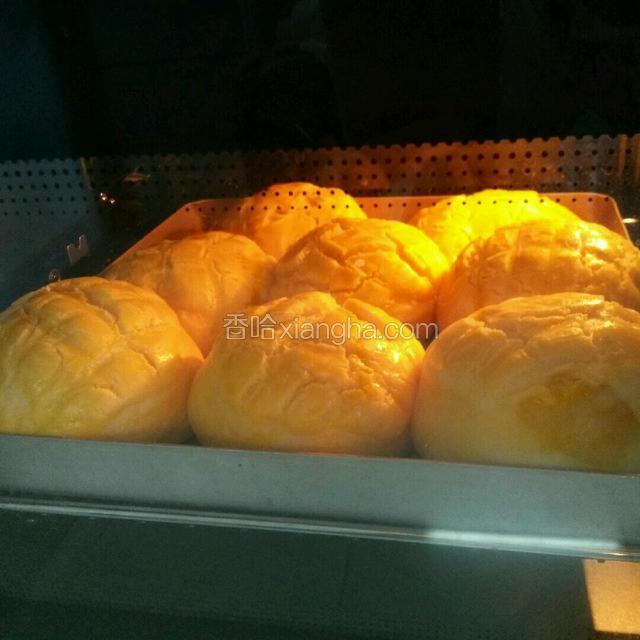 发酵好的面团，刷上少许蛋液，烤箱调至150度上下火烤25分钟就可以了，最喜欢看美食在烤箱中慢慢的变大，上色，散发出的奶香味，这感觉真好，嘻嘻，好喜欢