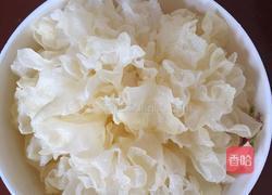 玫瑰花银耳红枣枸杞红糖莲子汤的做法图解1