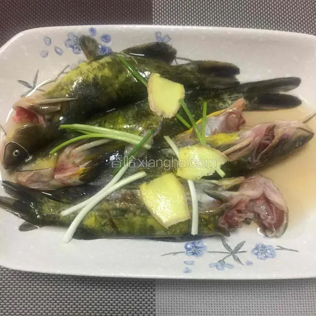 汪丫鱼洗净用姜片、葱段、料酒、生抽、盐腌制20分钟左右