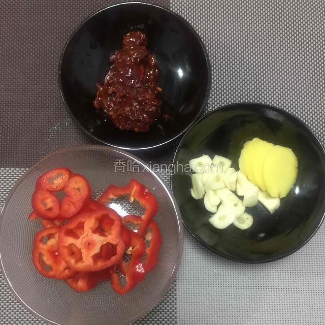 姜蒜切片，新鲜红辣椒切圈，一勺豆瓣酱
