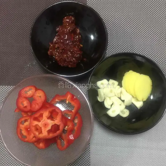 姜蒜切片，新鲜红辣椒切圈，一勺豆瓣酱