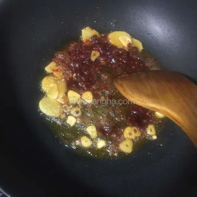 热锅起油爆香姜蒜加入豆瓣酱炒散