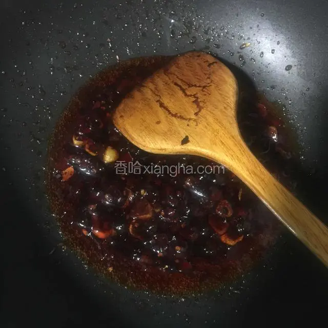 加生抽、老抽、糖调汁后加水
