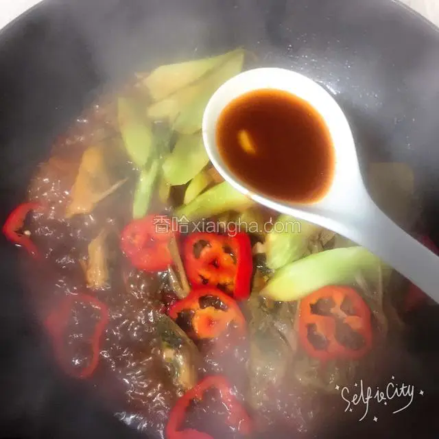 烧到还有三分之一水的时候放莴笋、红辣椒，这时候就开锅小火慢慢煮，用勺子不停的舀汤汁倒在莴笋上，直至完全吸收汤汁