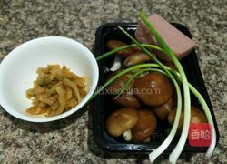 香菇榨菜丝的做法图解1