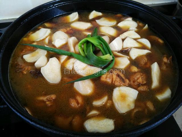 加入适量清水，水没过食材即可，放入杏鲍菇和葱结。