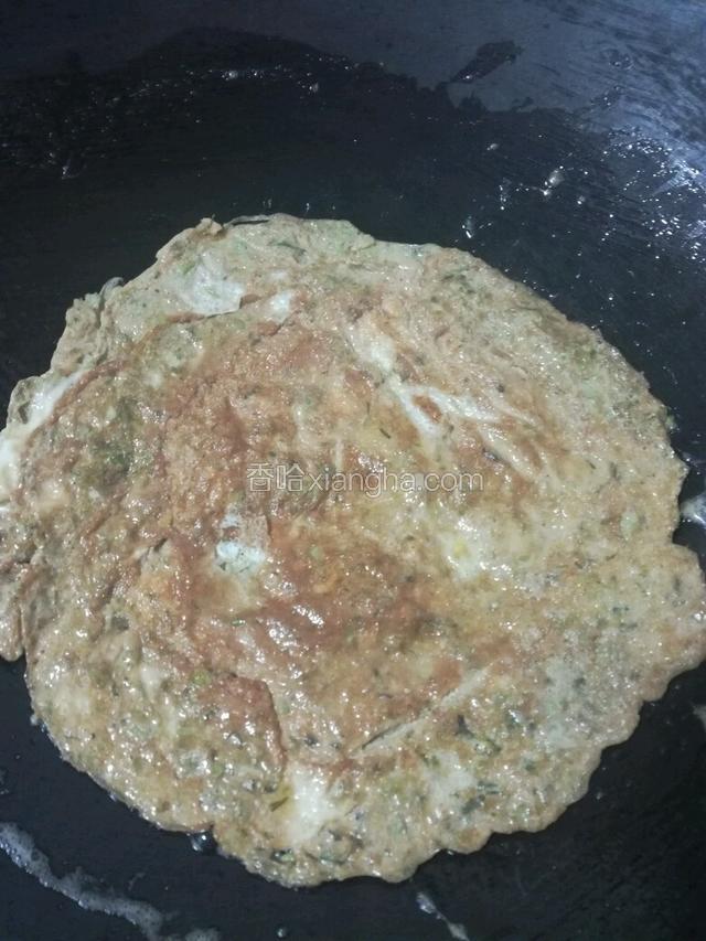 煎熟一边再将鸡蛋轻轻反过来煎另一边～