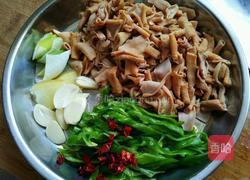 青椒炒鹅肠的做法图解1