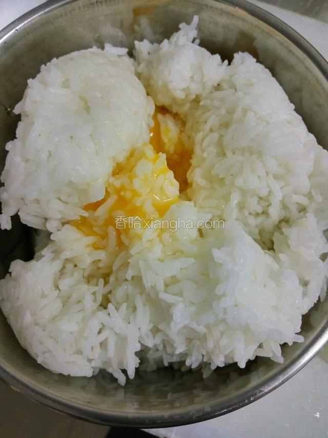 将鸡蛋打入饭里搅拌均匀
