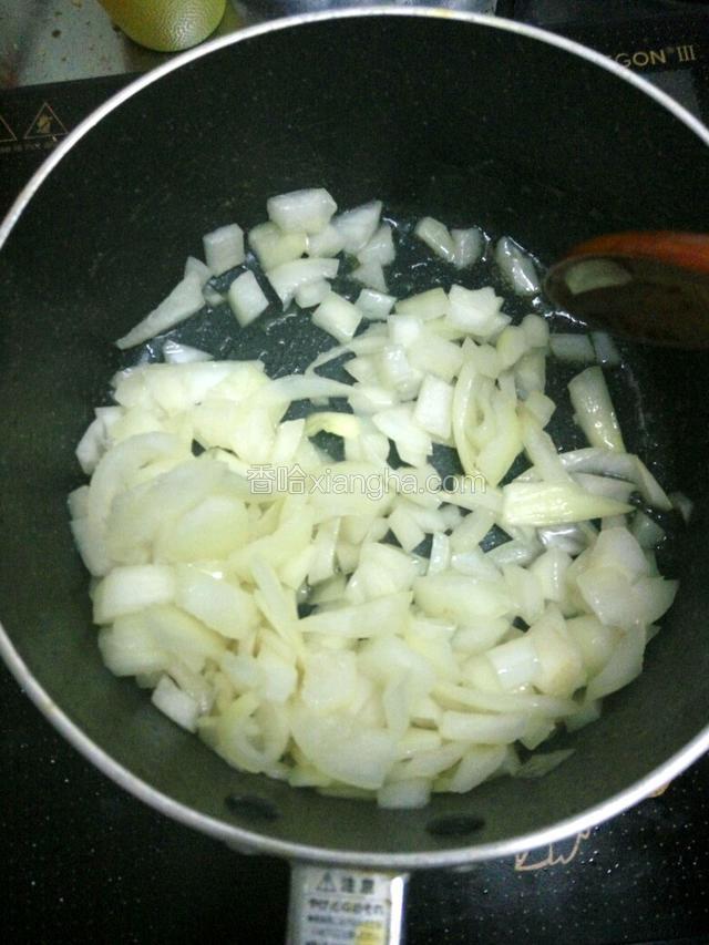 锅里热油放洋葱爆炒