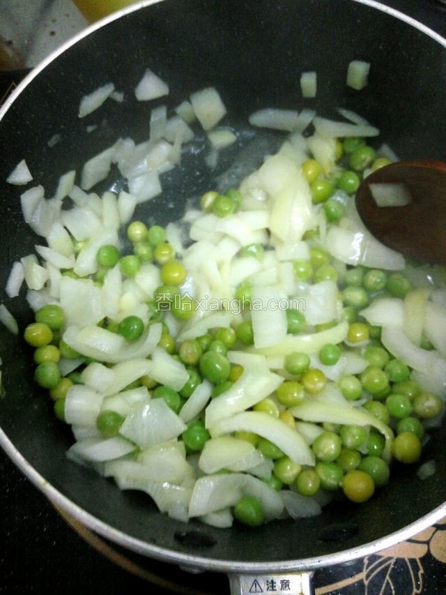 加豌豆大火翻炒