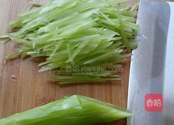 凉拌青笋丝的做法图解1