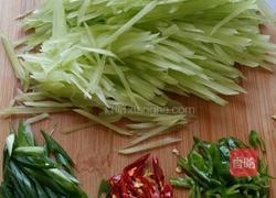 凉拌青笋丝的做法图解2