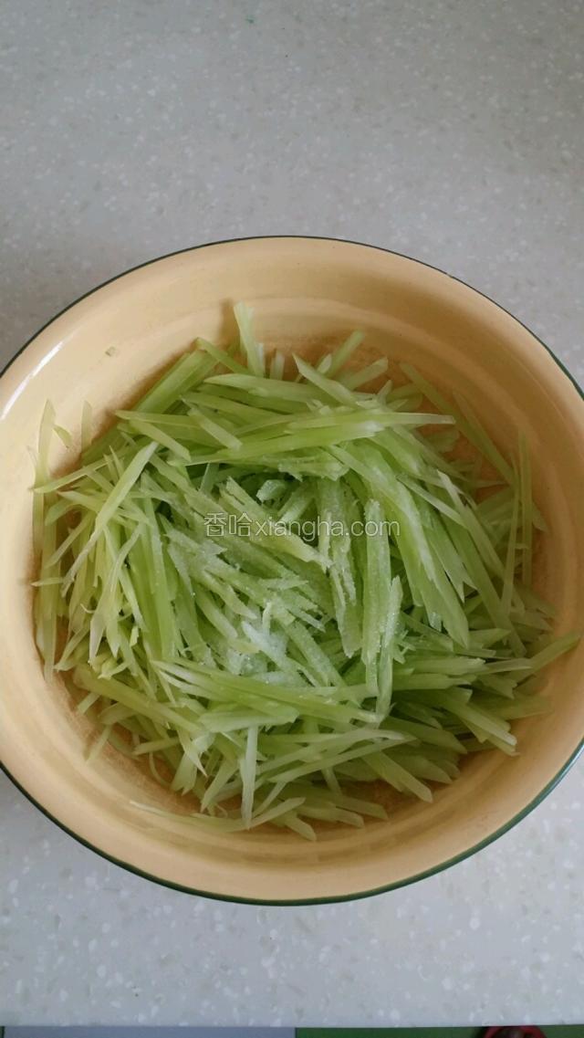切好的笋丝加少许盐拌匀放5分钟，让笋丝杀一下水