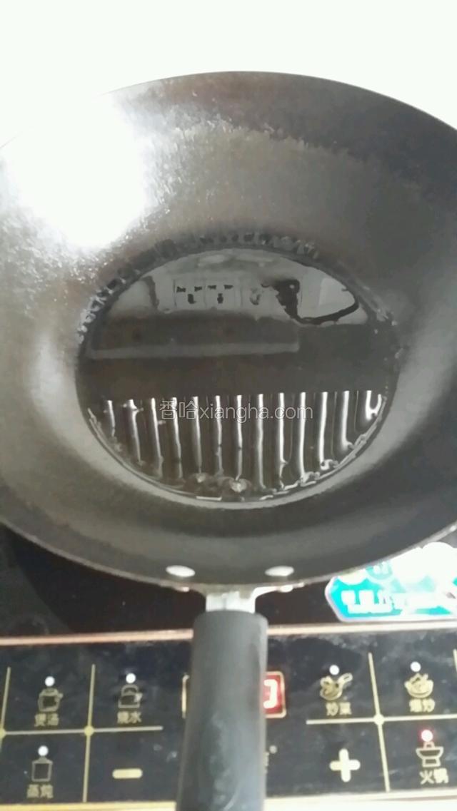 炒锅倒油烧热
