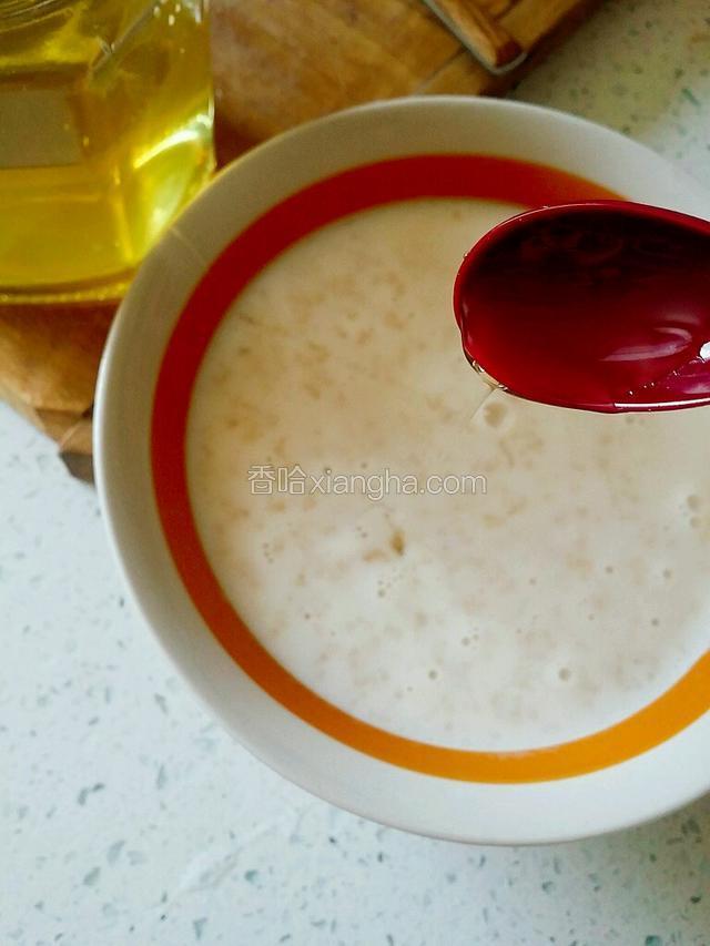 待麦片粥晾温调入适量的蜂蜜，搅拌均匀