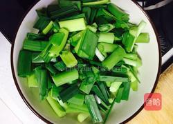 青蒜苗炒腊肉的做法图解1