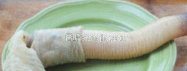 虹吸管的皮轻微拉扯一下就可以去掉，蚌身贴壳的皮一样轻微一拉就扯掉了。