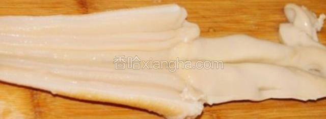 准备一块用医用酒精消完毒的砧板，，当然还有一把片刀（也是消过毒的）手用泡过蛤的冰水洗一下