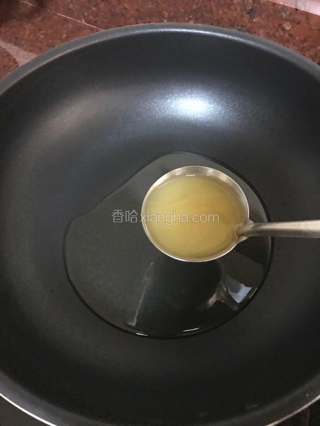小火加热，一勺油。