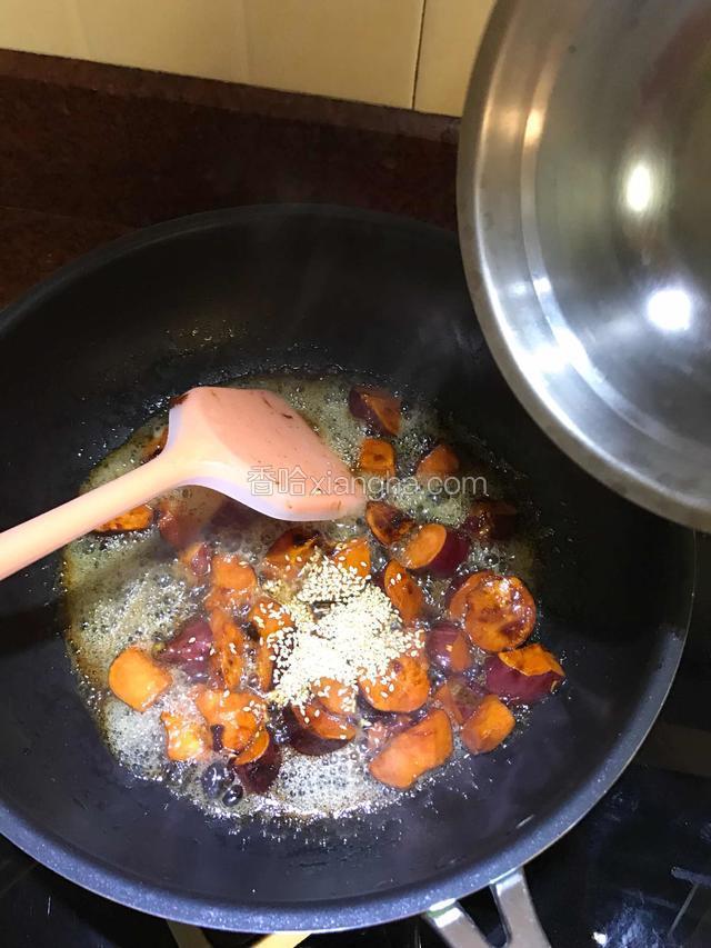 倒入白芝麻炒匀。