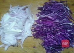 拌洋葱紫甘蓝的做法图解2
