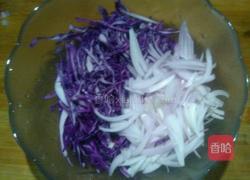 拌洋葱紫甘蓝的做法图解3
