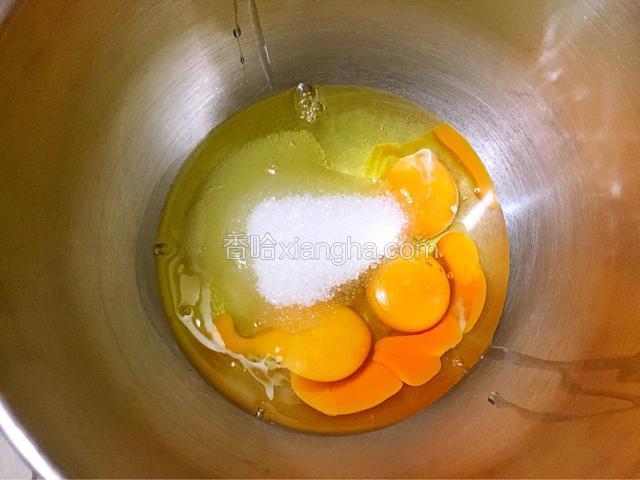 鸡蛋打入盆中，加入白糖