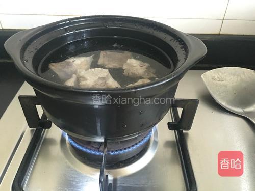 开中小火煮60分钟，中途需再加一次水