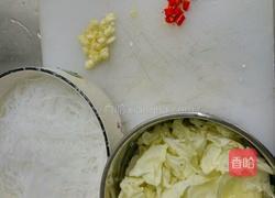 包菜炒龙口粉丝的做法图解1