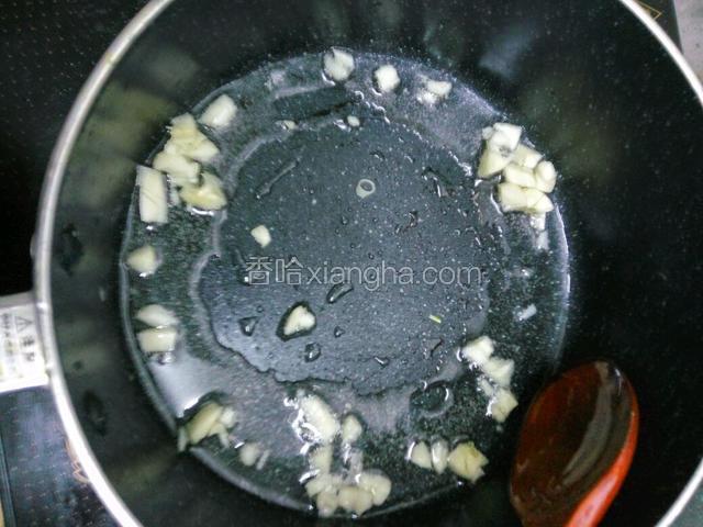 锅里热油，放蒜炒香