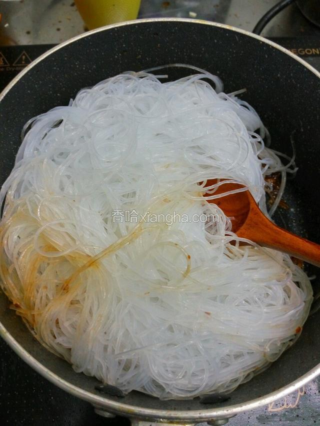 放龙口粉丝翻炒均匀