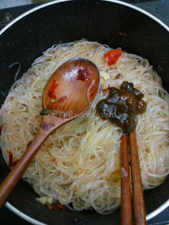 打开翻炒放入黄豆酱翻炒