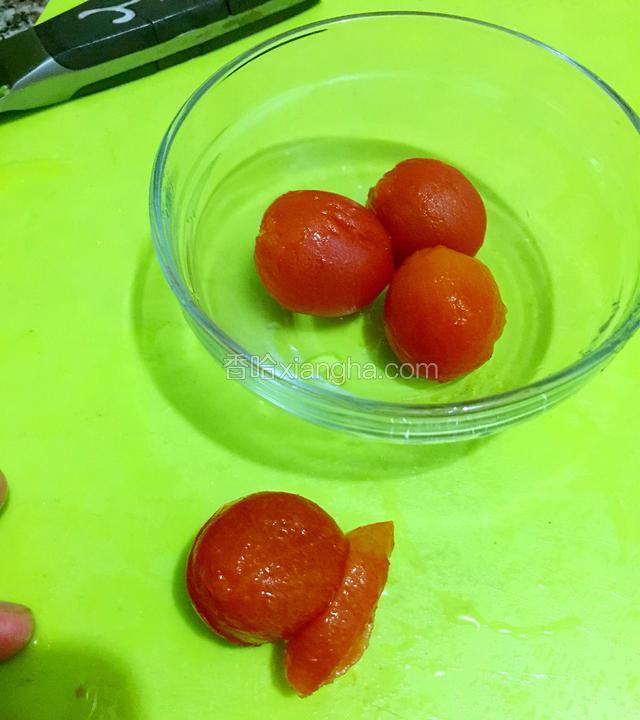 用凉水冲过，然后剥皮