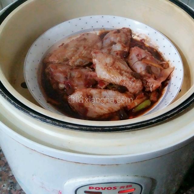 蒸锅内烧开水，放上鸡翅蒸10---15分钟