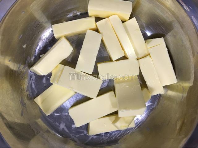 黄油放入盆中自然软化