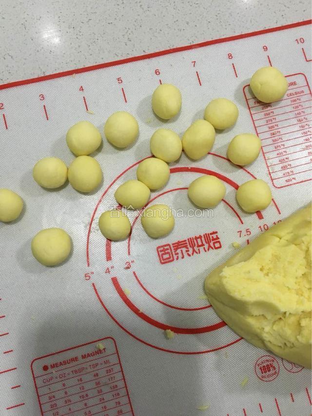 拿出，揉从大小均等的小面团