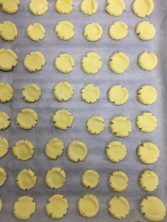 放入烤盘上用手指按压，使饼干边缘自然裂开