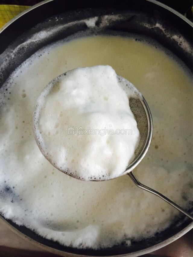 开火，上锅煮开，中间会出沫沫，用过滤网捞出，开锅后熬制三五分钟就可以了