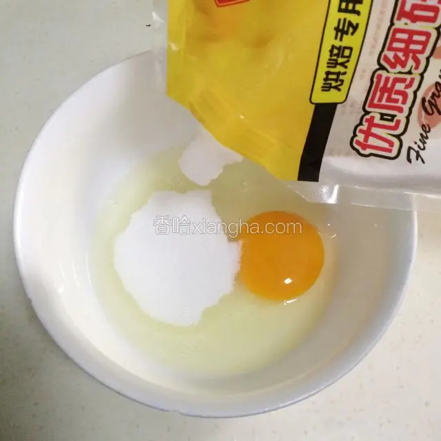 在大碗内打入鸡蛋，加入细砂糖。