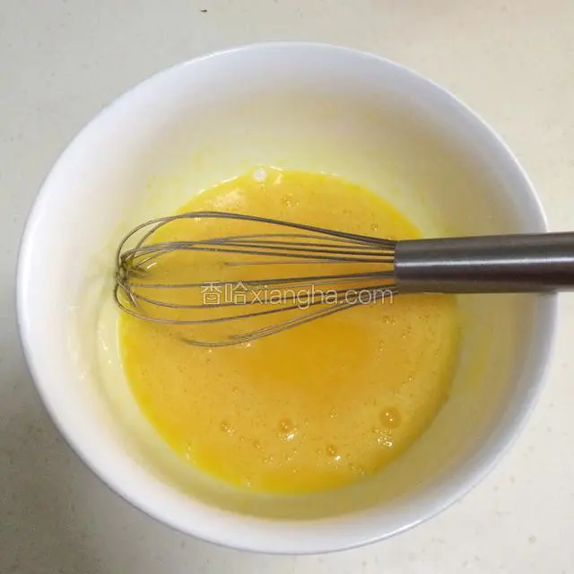 用手动打蛋器搅拌均匀。