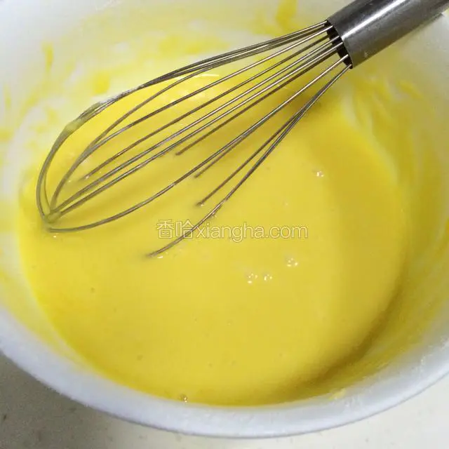 在面糊内加入百香果果肉，继续拌匀。