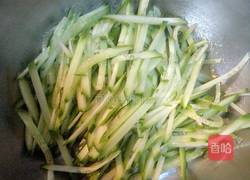 黄瓜拌耳丝的做法图解1