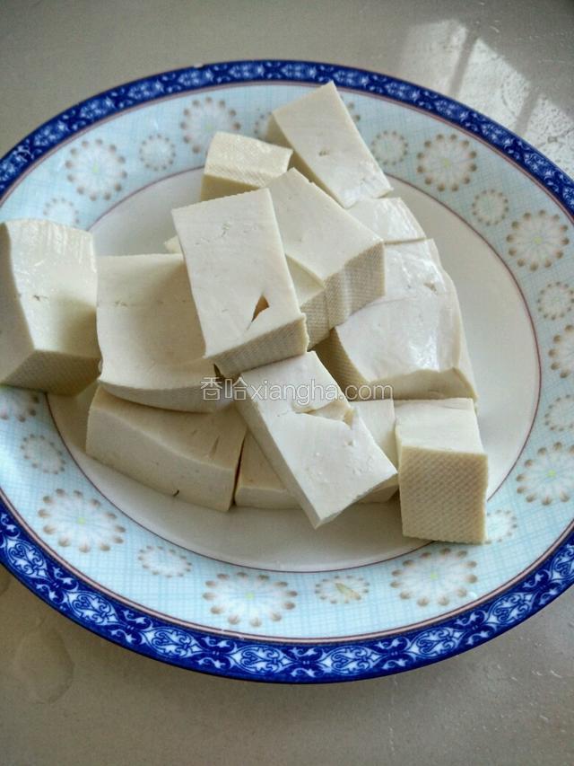 豆腐切成1厘米左右厚的块