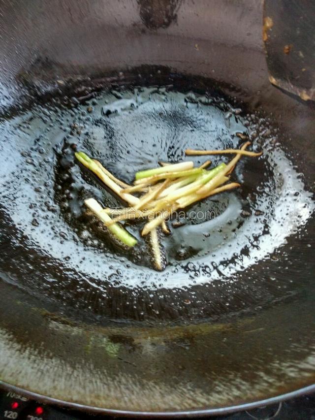 锅倒入少许油，油烧热下姜葱炝锅