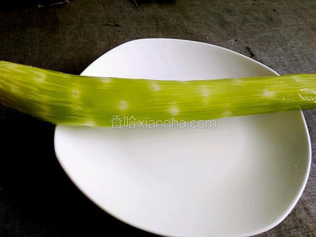 莴笋削皮洗净